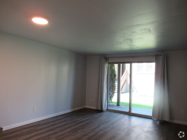 Building Photo - Ground Level, end Unit 8 Rental