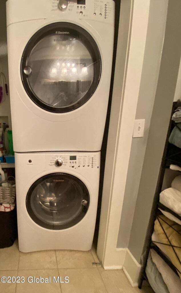 Washer/Dryer in Bathroom 3-12 month lease available - 104 Catherine St Unit 1