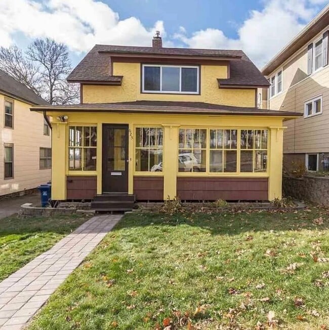 Building Photo - 625 N 16th Ave E