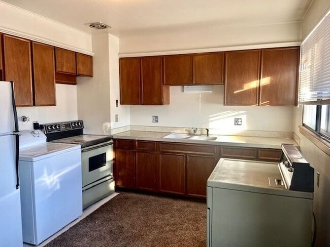 Building Photo - Upper Level 2 Bedroom 1 Bath Duplex Unit in Central Loveland, CO