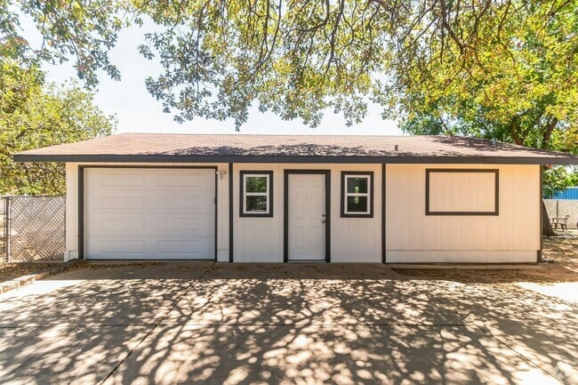 Building Photo - 124 E Castlebriar Dr Rental