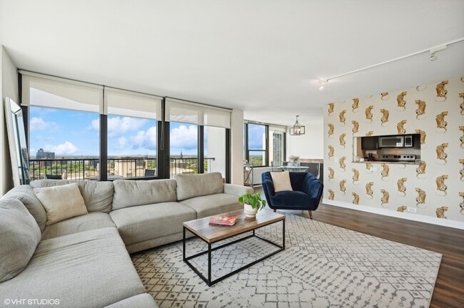 Photo - 1560 N Sandburg Terrace Unidad 2401