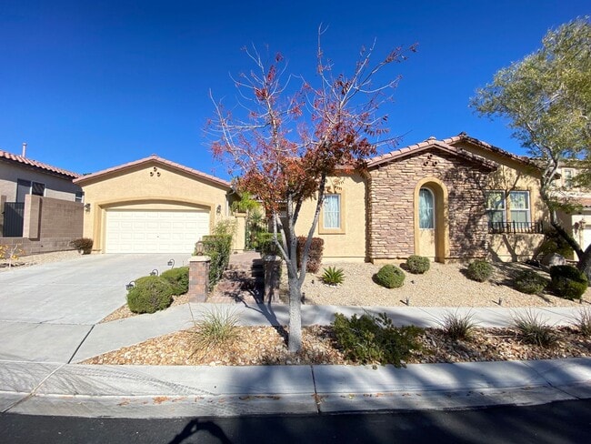 *ENERGY EFFICIENT! POWERED BY SOLAR PANELS* - *ENERGY EFFICIENT! POWERED BY SOLAR PANELS* House