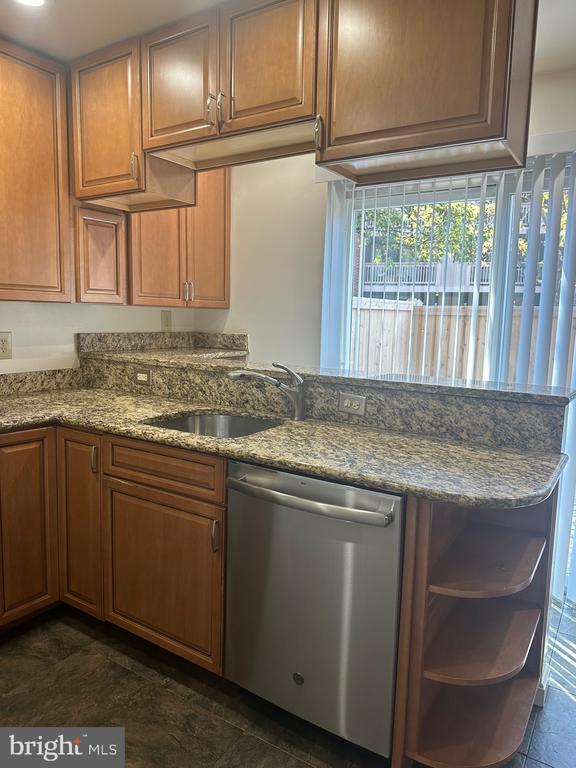 Photo - 560 Colecroft Ct