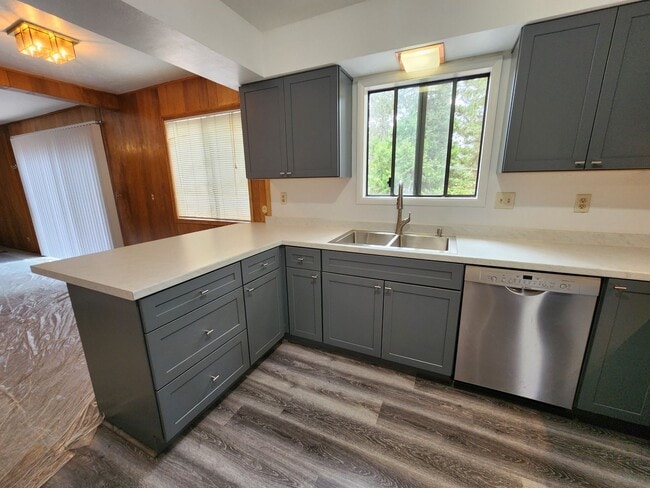 Building Photo - 221 - Steelhead Ave Duplex Unit Upper