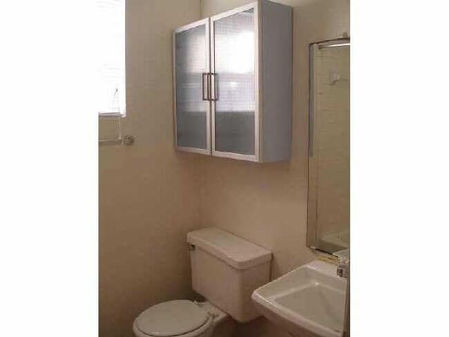 Photo - Hu Properties1 (317 W 35th St) Unidad B