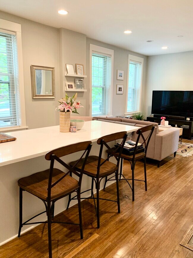 Photo - 2252 W Waveland Ave Unidad 1
