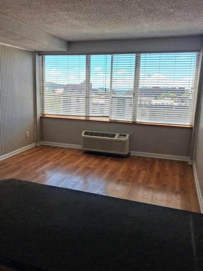 Building Photo - Fantastic deal on a great location! This studio/1bath is available for EARLY MOVE IN at $1000/month