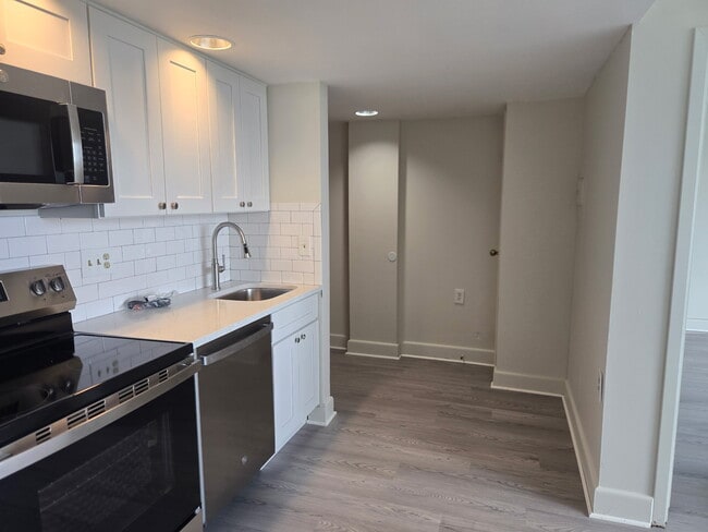 Building Photo - 60 Strawberry Hill Ave Unit 1103