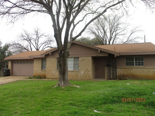 Building Photo - 212 Hallbrook Dr Rental