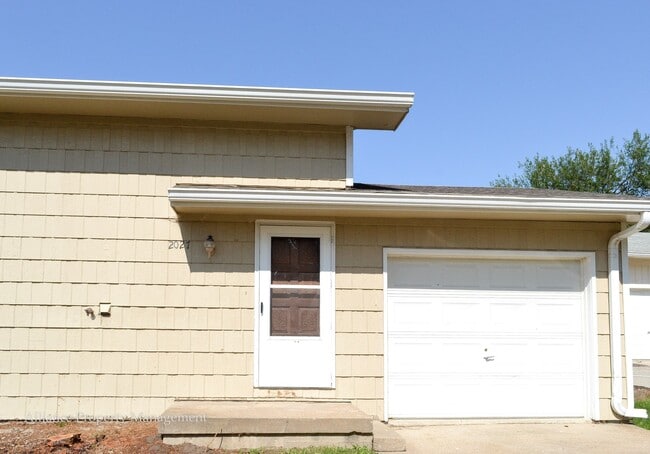 Building Photo - 2025 Shirley Ln Unit 2027