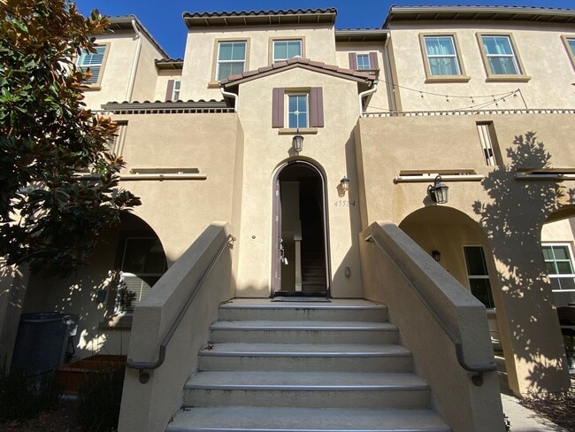 Building Photo - *Special*Stunning 3 Bedroom 3.5 Bathroom T... Rental