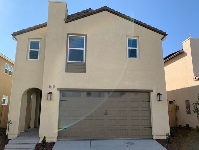 Building Photo - 3/2.5 In North Clovis Near Buchanan High School