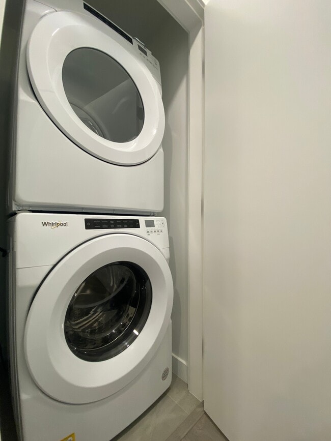 Photo - 555 Sydney Av