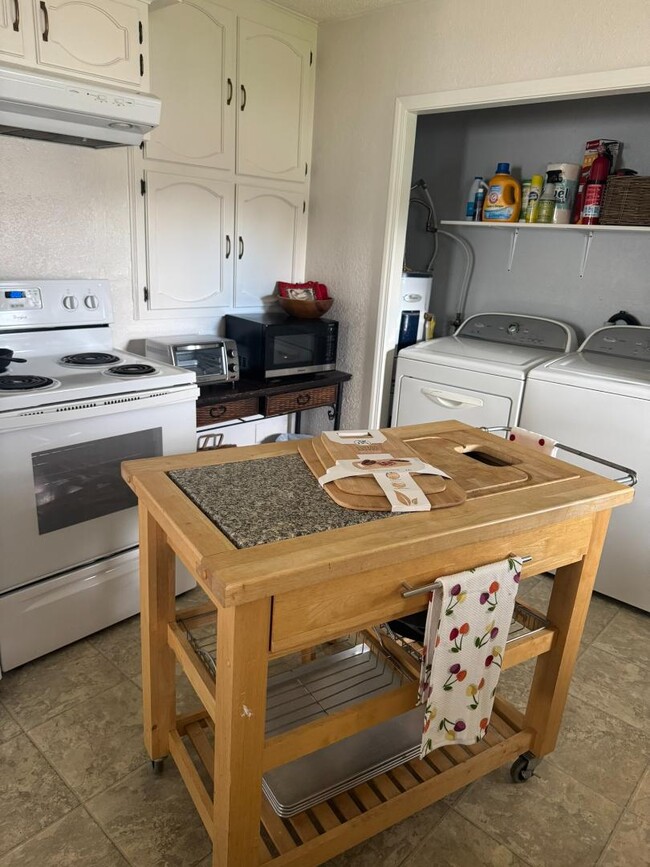 Photo - 406 Newtown St