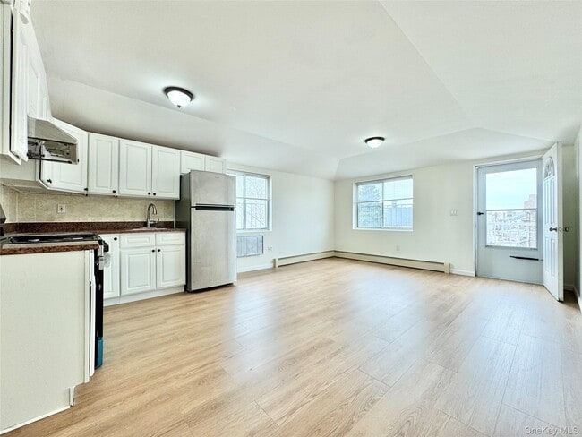 Building Photo - 57-39 Mazeau St Unit 3rd Fl