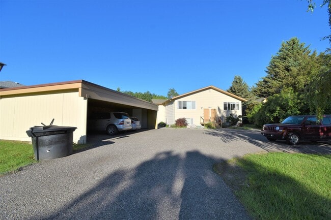 2Bed 1.5Ba W/ Carport! Close to Trails, Ho... - 2Bed 1.5Ba W/ Carport! Close to Trails, Ho... Apartment Unit D