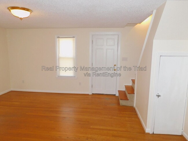 Photo - 3076 Main St