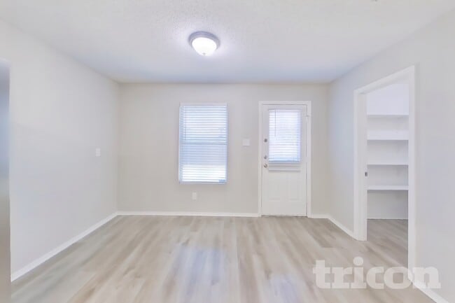 Photo - 2328 White Oak Dr