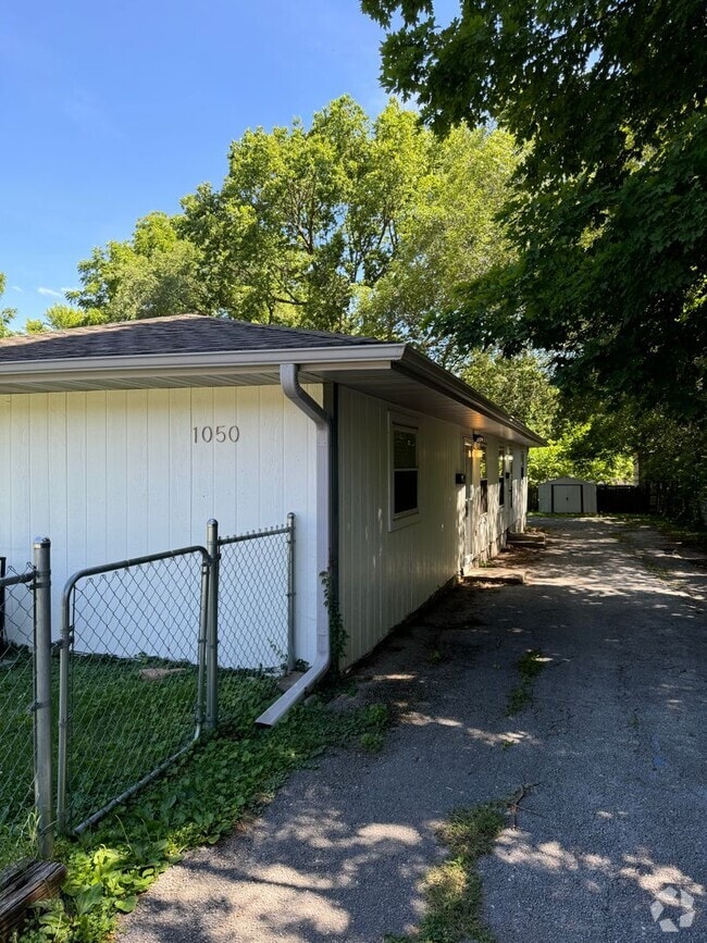 Building Photo - 1050 W Elm St Unit A Rental