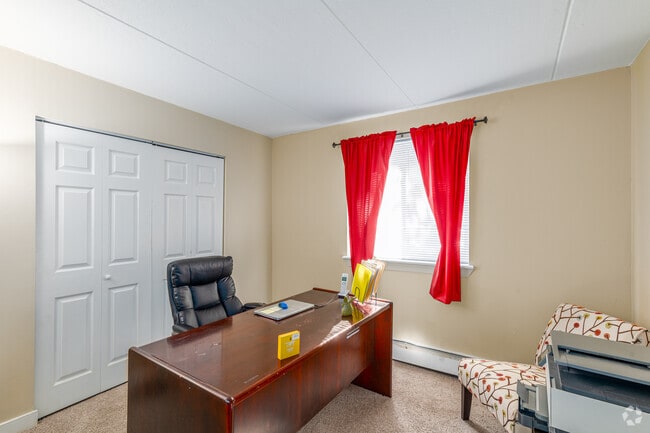2BR, 2BA - 900SF - Second Bedroom