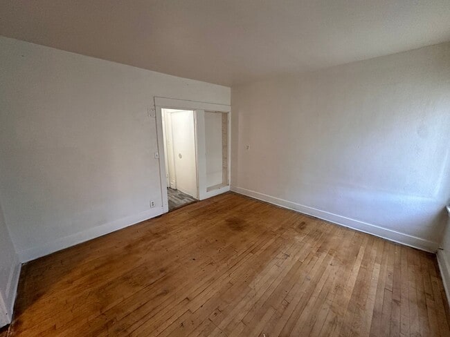 Photo - RENOVATED STUDIO WEST CENTRAL APARTMENT | HISTORIC BUILDING | PET FRIENDLY | AVAIL NOW Unidad 1425 1/2