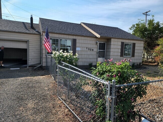 Building Photo - Cute 2-bedroom Bungalow home