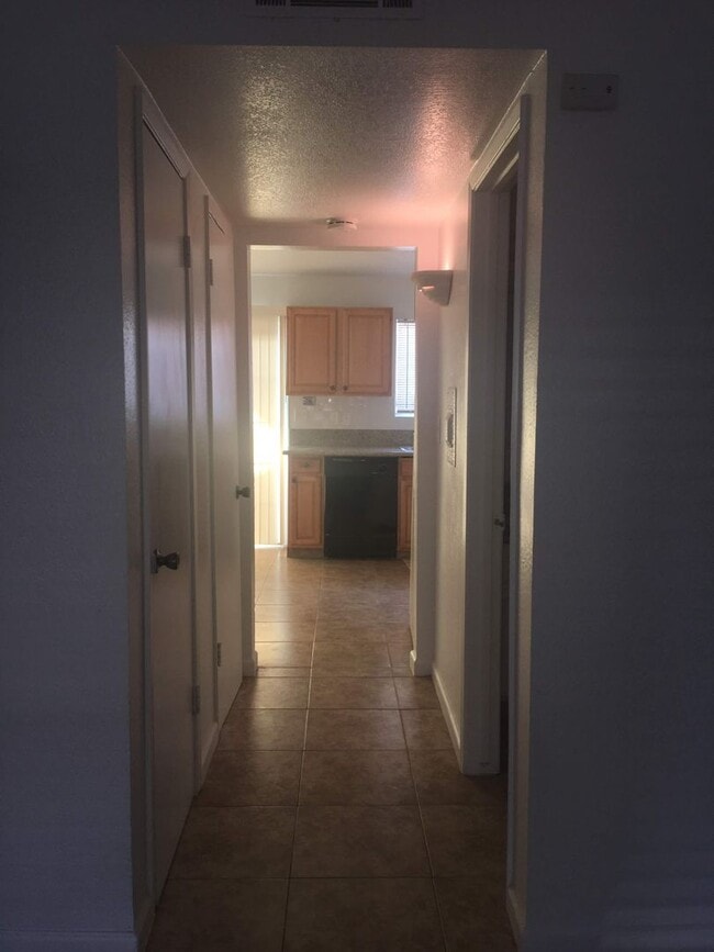 Photo - 4544 N Sharon Ave Unit Sharon #D - 664