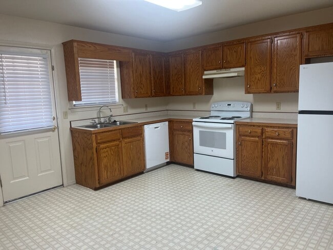 George Townsend - George Townsend Apartment Unit 1615 S Erie Ave #C