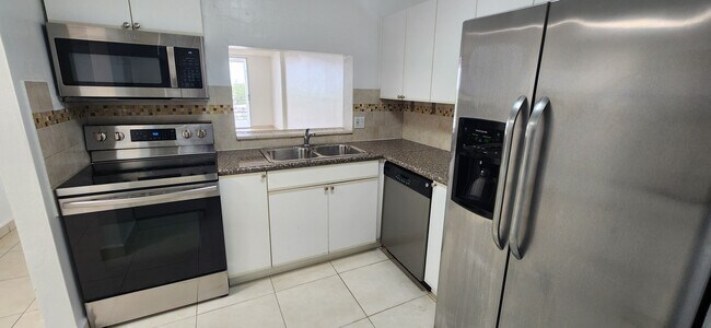 Photo - 3660 NE 166th St Unidad 703