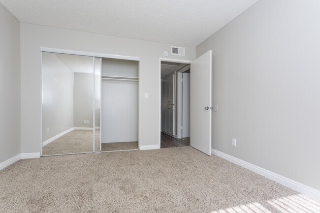 2BR, 2BA - 1100 SF