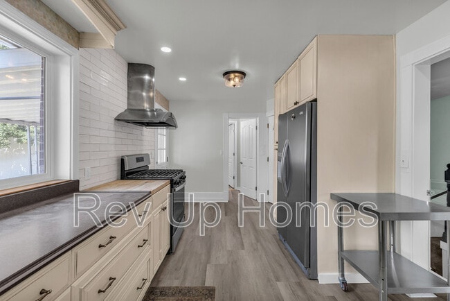 309 E State Rd Unit Upstairs