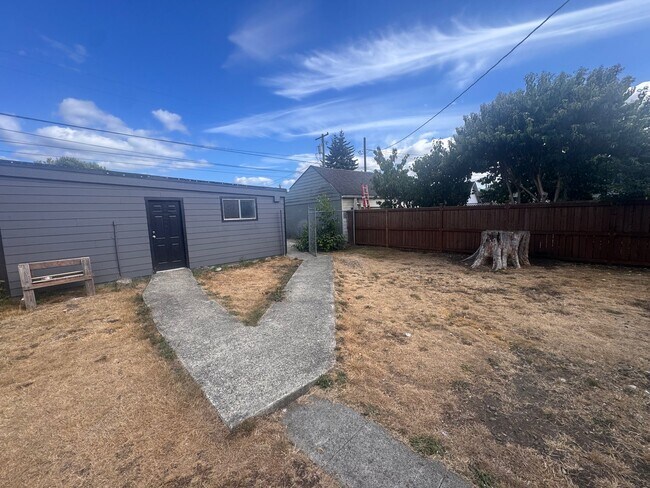 824 G St