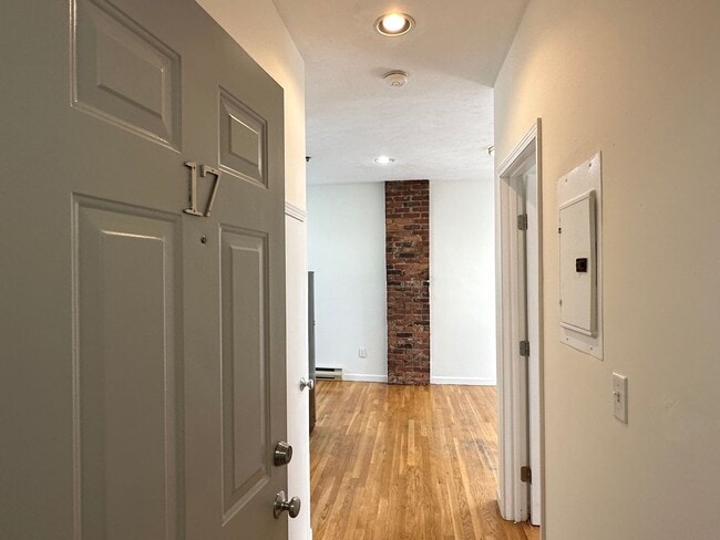 Beautifully updated 1 bed in the North End. - Beautifully updated 1 bed in the North End. House