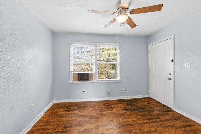 Photo - 319 Moody St