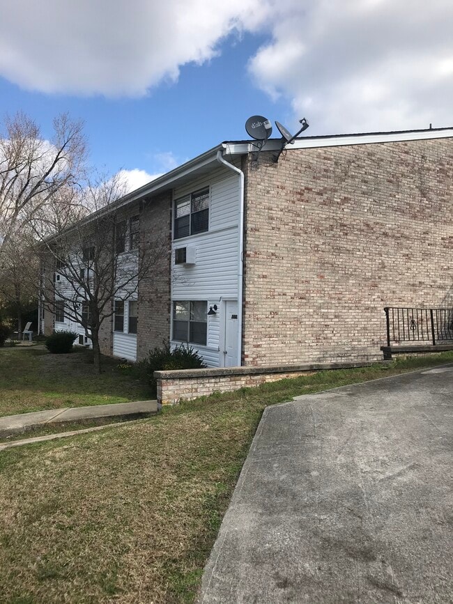 Building Photo - 2441 Old Knoxville Pike Unit 2441 Old Knoxville Pike