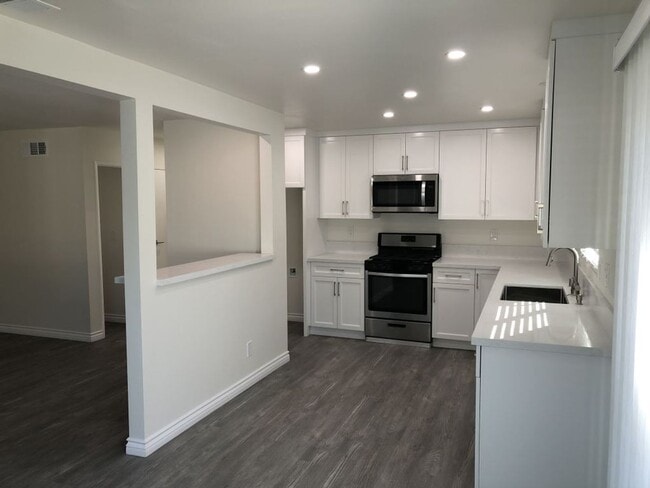 Building Photo - 1930 E Kirkwood Ave Unit 1924