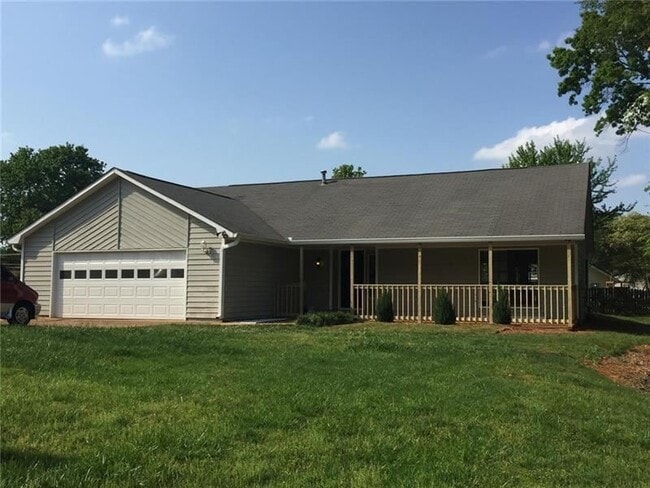 Building Photo - Newly Remodeled Home in the Wade Green Forest Subdivision