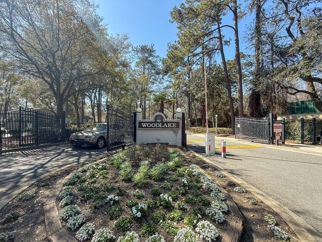 Building Photo - COMPLETELY REMODELED TOWNHOME