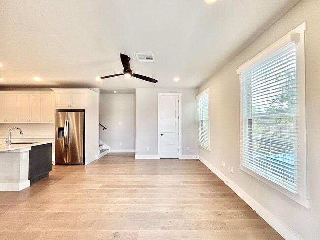 Photo - 311 E Evergreen-19 Unit 19