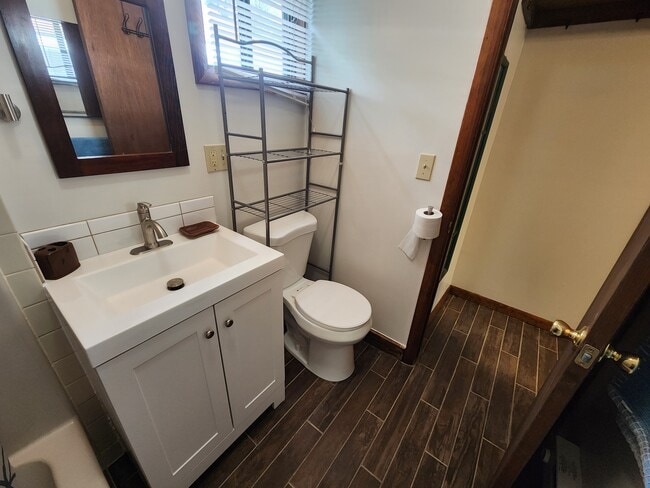 Newly remodeled bathroom - 19 Overbrook Dr Unidad Studio