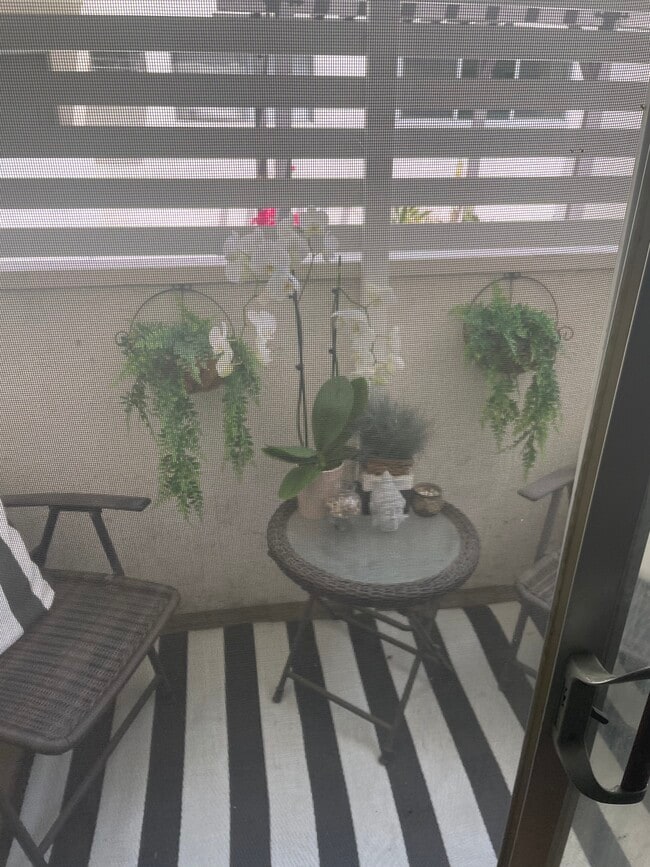 Balcony - 960 Larrabee St