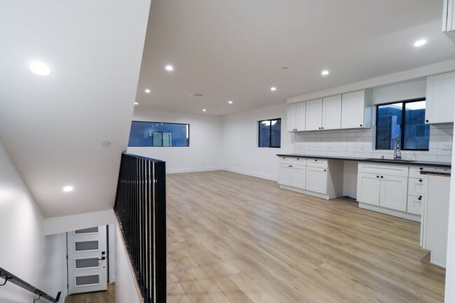 Photo - 4647 Pickford St Unidad 4649