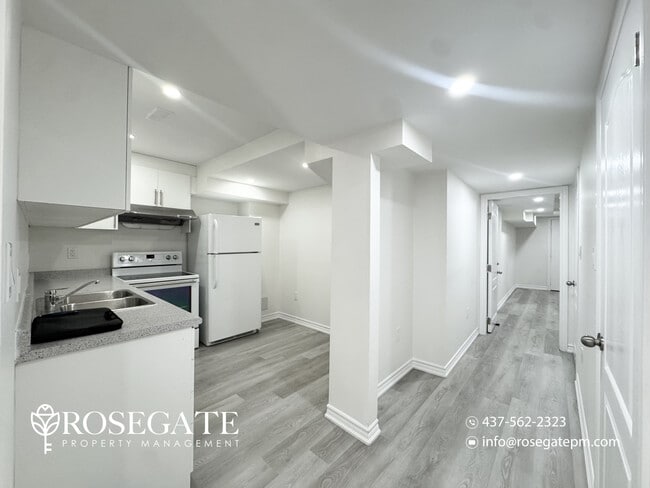 Photo - Spacious 1-Bedroom Basement Apartment with Walk-In Closet & In-Unit Laundry – Brampton Unité 2