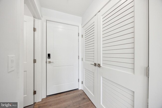 Building Photo - 1350 N Front St Unit 202