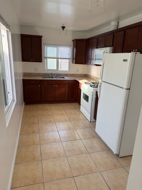 Cocina a gas nueva, horno, microondas y refrigerador. - 4626 E 7th St Unidad upstairs 1bed 1bath