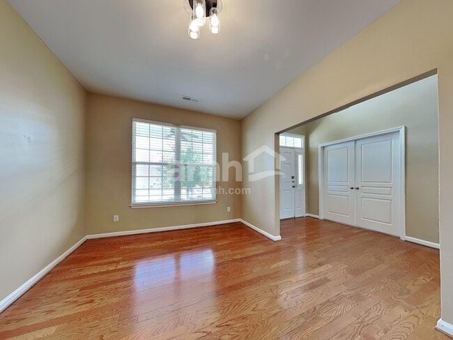 Photo - 1404 Manley Ct