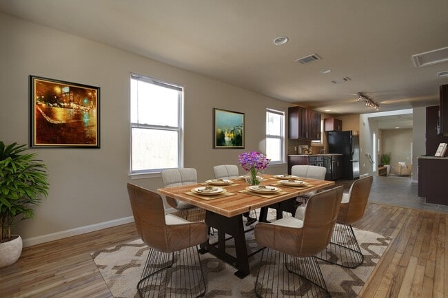 Photo - UT PRE LEASE: 2009 Remodeled 6 Bed / 3 Bat...
