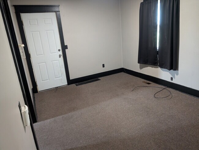 Living Room Pic 2 - 713 Victoria Ave Unidad 1