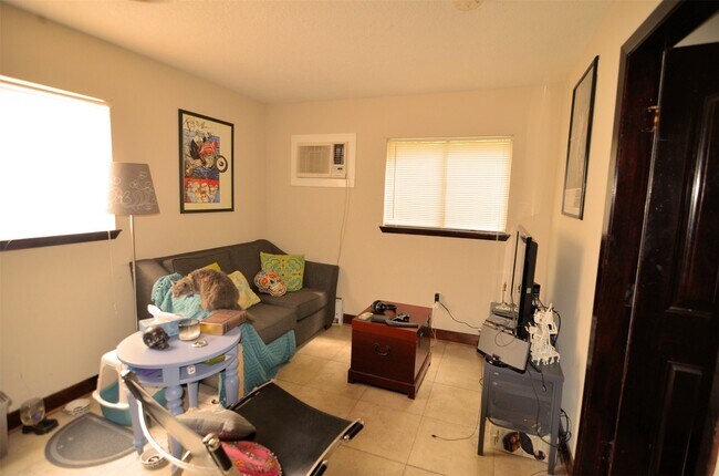 Photo - 824 W 19th St Unit A